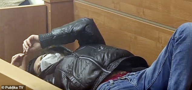 Επίδοξη influencer δολοφόνησε τη μητέρα της και της ξερίζωσε την καρδιά ενώ ακόμη ζούσε – Στα δικαστήρια ξάπλωσε στα έδρανα (Video) - Media