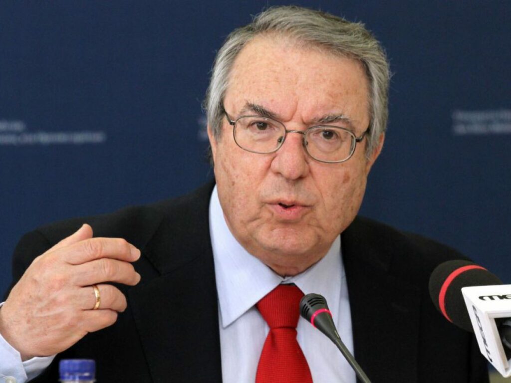 Μπαμπινιώτης: Μου έρχεται να λιποθυμήσω όταν ακούω Merry Christmas (Photo) - Media