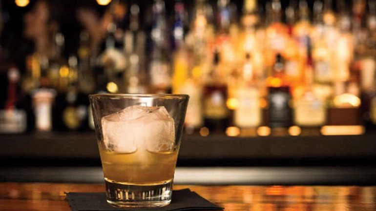 Τσουχτερό πρόστιμο σε ιδιοκτήτη μπαρ που σέρβιρε ποτά παρά τα περιοριστικά μέτρα - Media