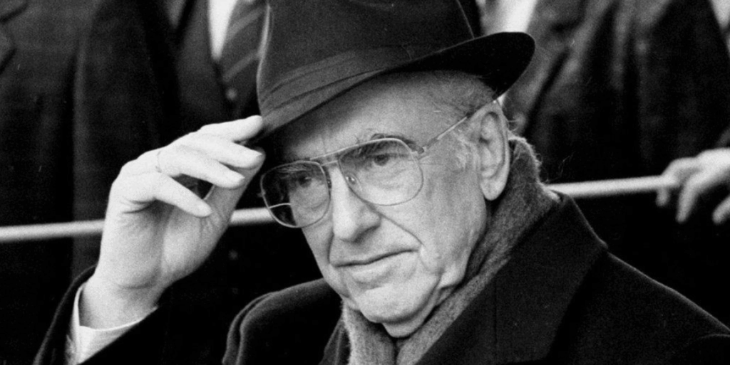 Χριστούγεννα του ’93: Όταν ο Ανδρέας Παπανδρέου έδωσε το παλτό του σε κάποιον που το είχε ανάγκη στη μέση του δρόμου  - Media