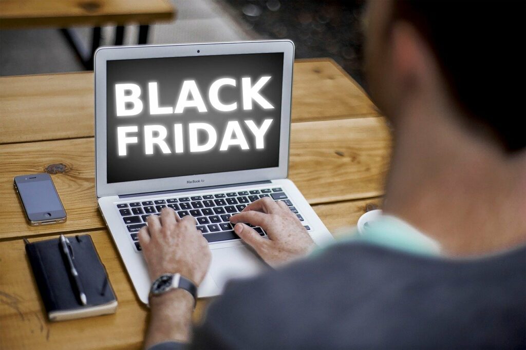 Skroutz: Χωρίς πραγματικές εκπτώσεις η εφετινή Black Friday - Αυξημένος ο όγκος των διαδικτυακών παραγγελιών  - Media