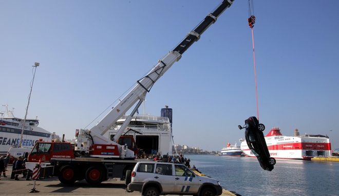 Πειραιάς: Αυτοκίνητο έπεσε στη θάλασσα - Σώος και χωρίς προβλήματα ο οδηγός - Media