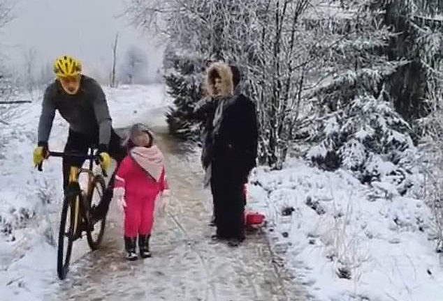 Ποδηλάτης κλωτσάει μικρό κοριτσάκι και το πετάει στην άκρη, για να περάσει με το ποδήλατο του (Video) - Media