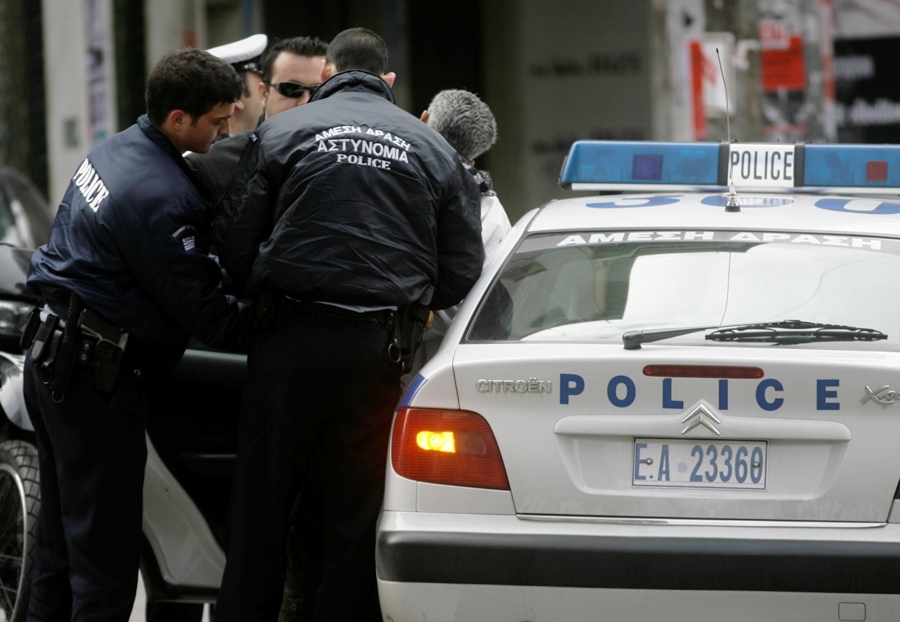 Αγρίνιο: Καταστηματάρχης απείλησε τους αστυνομικούς που πήγαν για έλεγχο με μπαλτά - Media