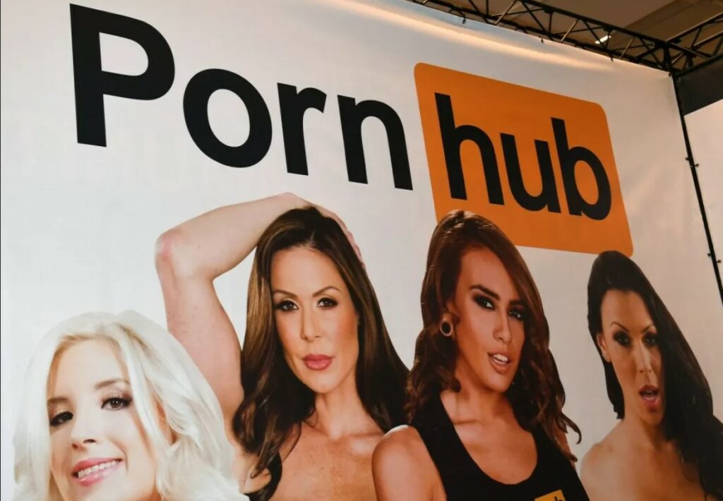 Σε μέγγενη το PornHub: Μήνυση κατά του σάιτ για τα βίντεο σεξουαλικής εκμετάλλευσης - Media