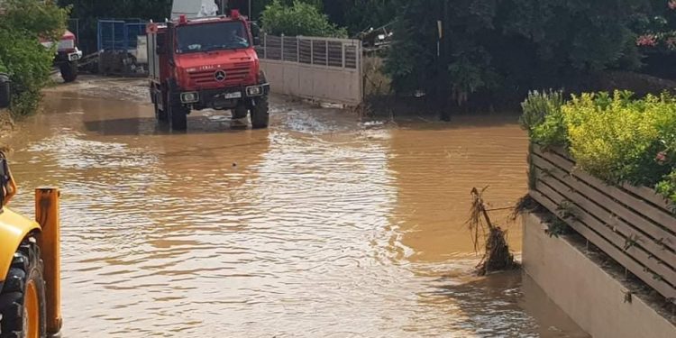 Ρέθυμνο: Οδηγός παρασύρθηκε από τα ορμητικά νερά της βροχής – Τον έσωσαν οι συγχωριανοί του - Media