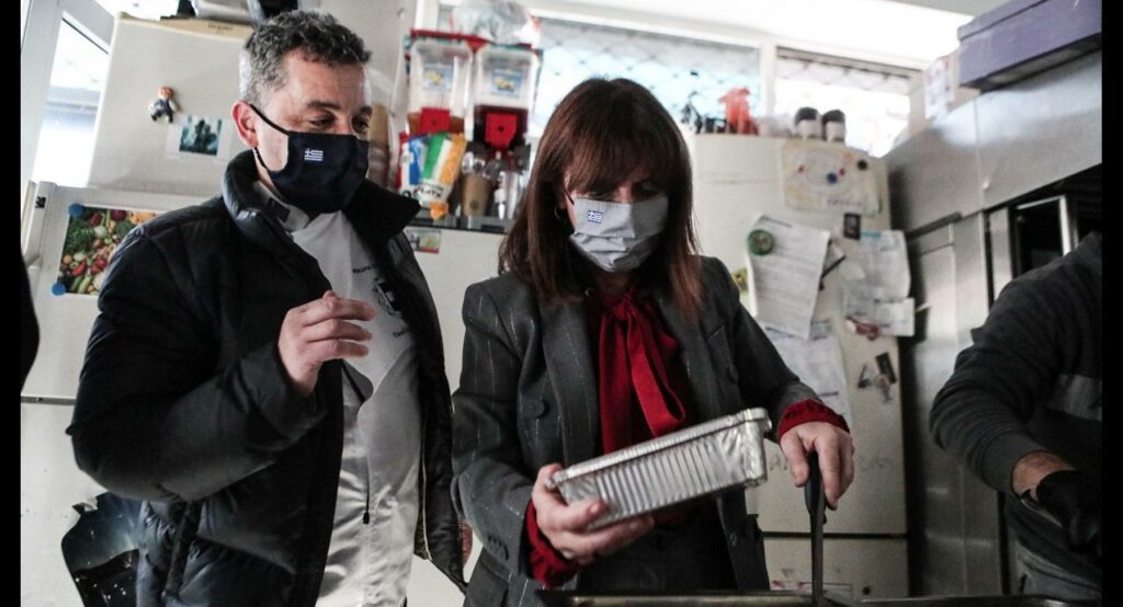 Σπάει τα «πρωτόκολλα» η Σακελλαροπούλου – Επισκέφθηκε τον «Άλλο Άνθρωπο» και μοίρασε συσσίτιο (photos) - Media