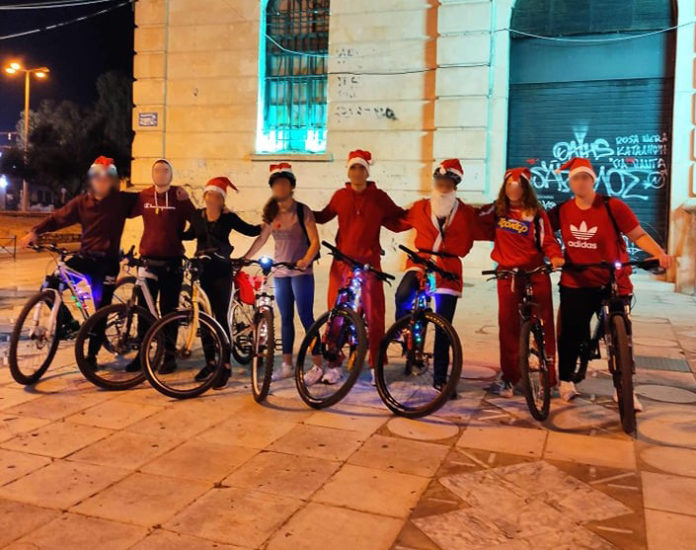 Χανιά: Γύρισαν την πόλη με ποδήλατο ντυμένοι… Άι-Βασίληδες (Video) - Media