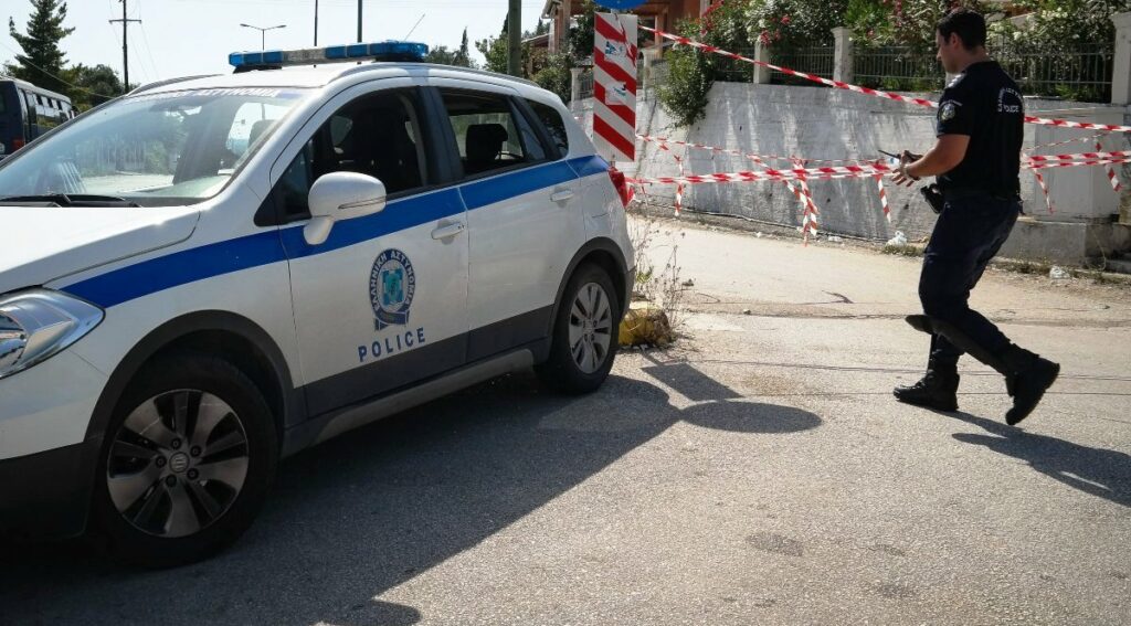Σαντορίνη: Σύλληψη 20χρονου για την δολοφονία του ξενοδόχου - Προσπάθησε να κάψει το πτώμα με βότκα - Media