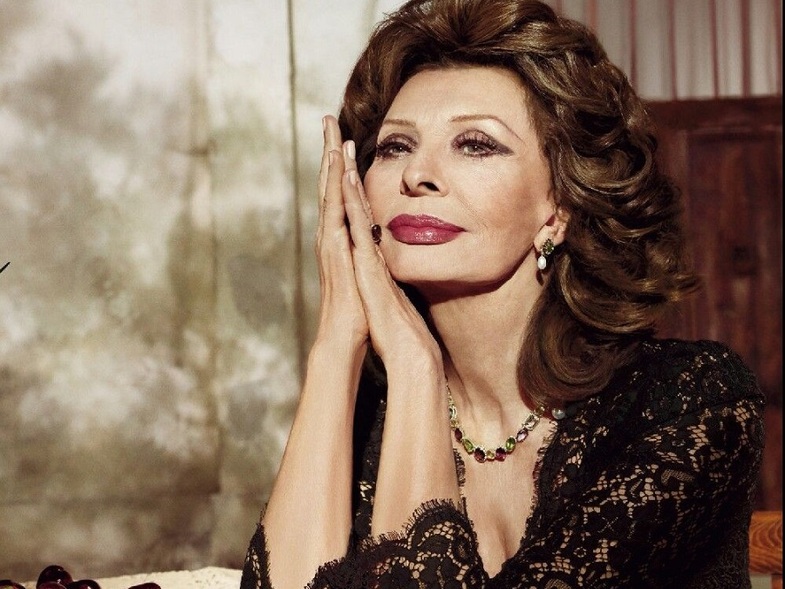 Σοφία Λόρεν: «Δεν αισθάνομαι 86 ετών, αλλά 20 – Στην ευτυχία μου έπαιξε ρόλο ότι επέλεξα να γεράσω φυσικά» (Videos) - Media