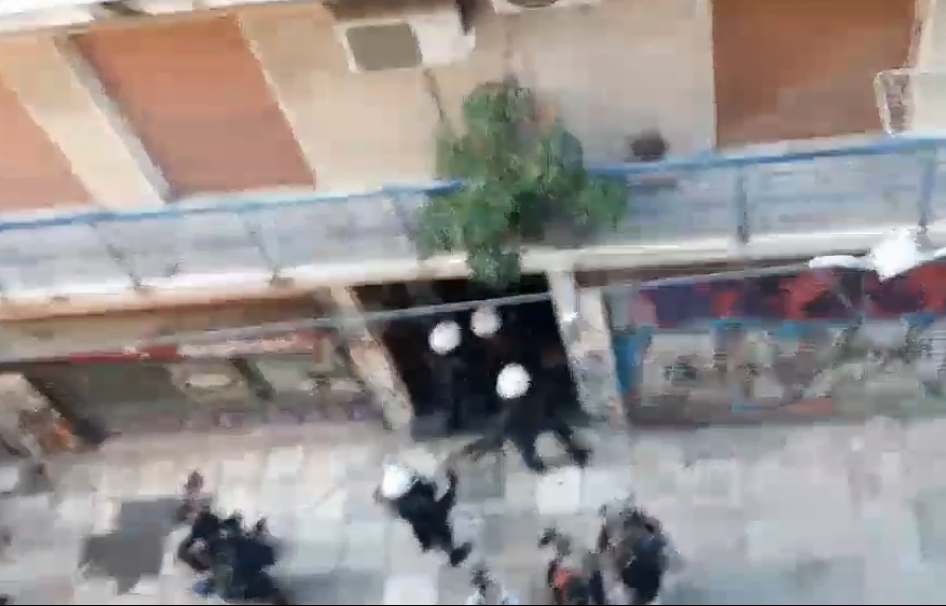 Νέο βίντεο εκθέτει την ΕΛ.ΑΣ. - Πέταξαν κρότου λάμψης μέσα σε είσοδο πολυκατοικίας (Video) - Media