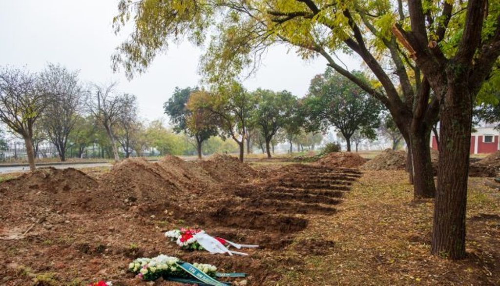 Κορωνοϊός: Εφιαλτική μαρτυρία εργατών στα κοιμητήρια Θέρμης - Σκάβουμε τάφους μέσα στο σκοτάδι (Photos) - Media