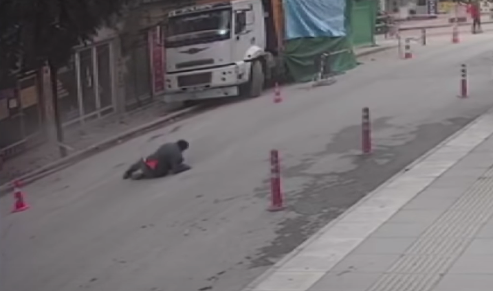 Σοκαριστικό βίντεο από τον σεισμό στην Τουρκία – Πανικόβλητος άνδρας πηδάει από το μπαλκόνι του - Media
