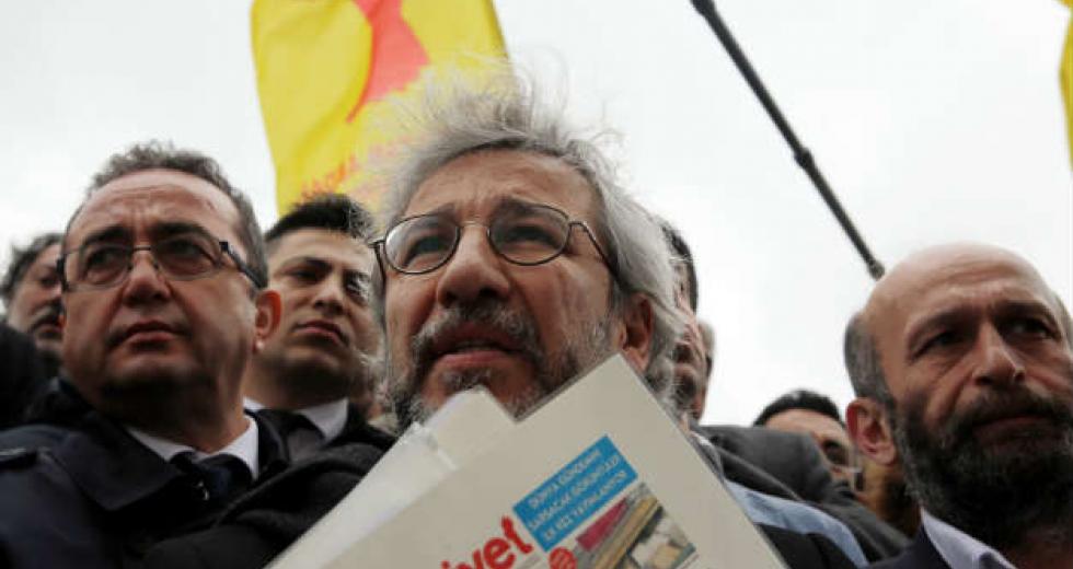 Τουρκία-Cumhuriyet: Καταδίκη 27 ετών φυλάκισης για τον εξόριστο δημοσιογράφο Τζαν Ντουντάρ - Media