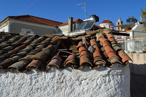 Αμαλιάπολη Αλμυρού: 72χρονη ανέβηκε στα κεραμίδια της να τα καθαρίσει, έπεσε και σκοτώθηκε - Media