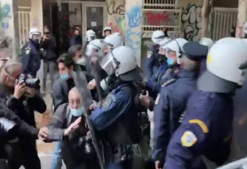 Επέτειος Γρηγορόπουλου: Αστυνομικοί χτύπησαν φωτορεπόρτερ και δημοσιογράφους (Video) - Media