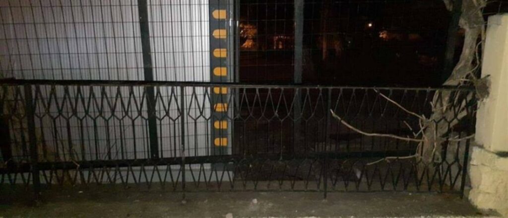 Ωραιόκαστρο: Συνέλαβαν 15χρονο με τον πατέρα του για τη ρατσιστική επίθεση κατά δομής προσφυγόπουλων - Media