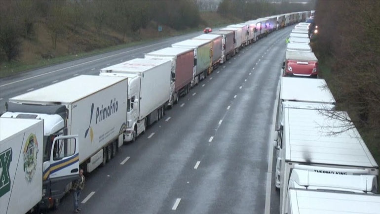 Βρετανία: Αποκλεισμένοι οδηγοί κάνουν Χριστούγεννα μέσα στα φορτηγά τους (Photo) - Media
