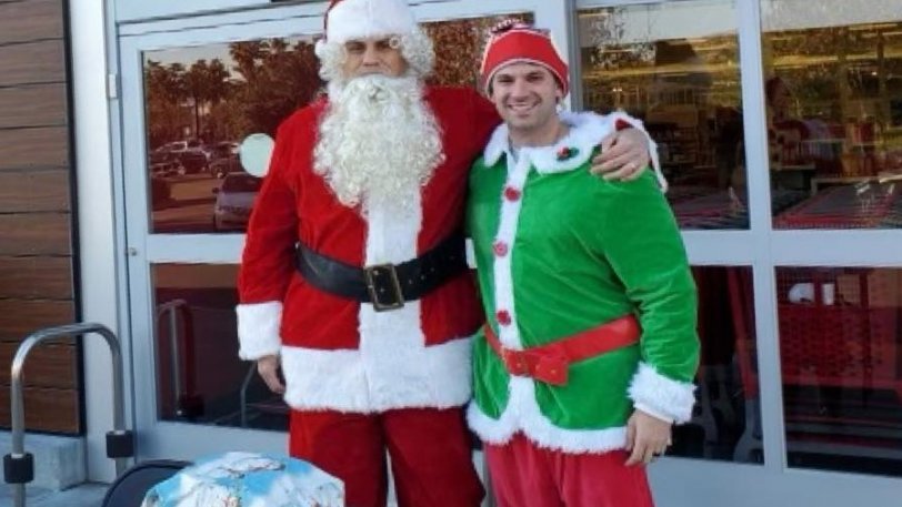 Οι αστυνομικοί ντύθηκαν Άγιος Βασίλης και Ξωτικό για να συλλάβουν τους κλέφτες των Lego (Photos) - Media