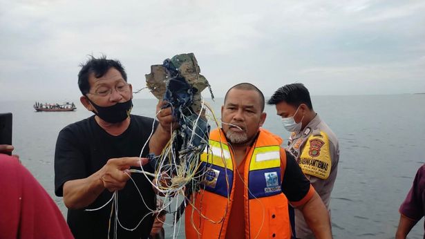 Ινδονησία: Βρέθηκαν συντρίμμια του μοιραίου Boeing - Συνετρίβη στη θάλασσα της Ιάβας - Media