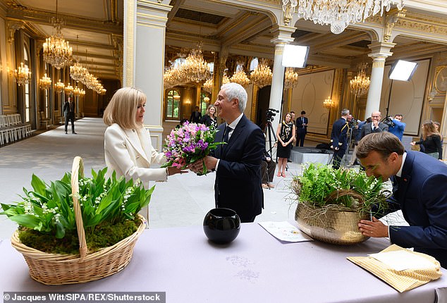 Μακρόν- Μπριζίτ: Ξόδεψαν 500.000 ευρώ για λουλούδια στο Ελιζέ μέσα σε ένα χρόνο (Photos) - Media