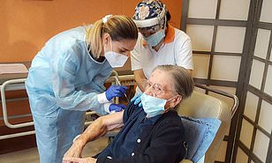 Ιταλία: Γιαγιά 108 ετών έκανε το εμβόλιο για τον κορωνοϊό - Media