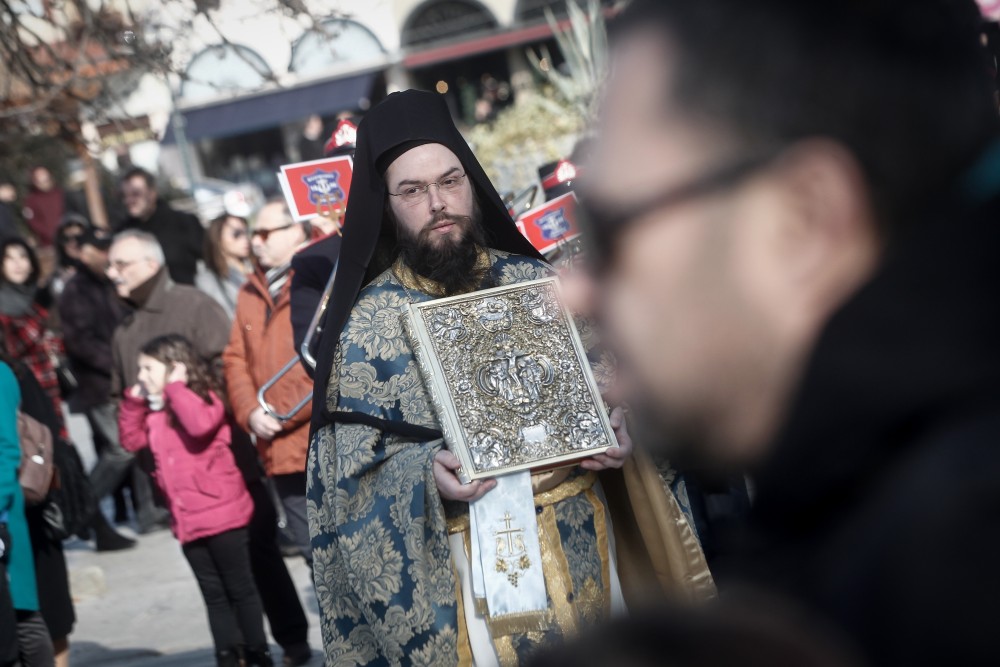 Θεοφάνεια: «Plan B» ιερέων με... διανομή αγιασμού σε μπουκαλάκι! - Media