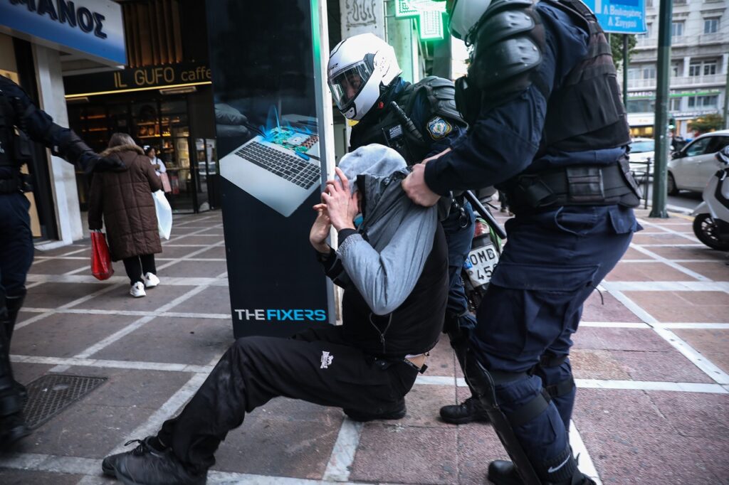 Συγκέντρωση για τον Κουφοντίνα: Αστυνομικοί επιτέθηκαν σε διαδηλωτές - 21 προσαγωγές (Photos) - Media