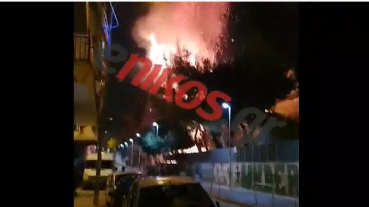 Πετράλωνα:  Έπιασαν φωτιά τα δέντρα από τα βεγγαλικά που έπεσαν για την αλλαγή του χρόνου (Video) - Media