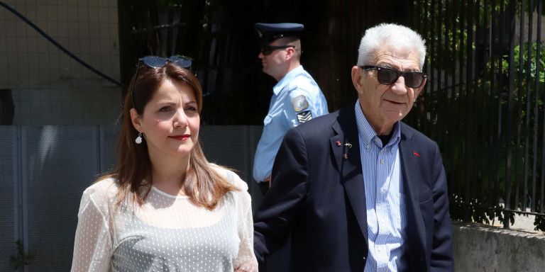 Μόνος, μετά από δύο χρόνια γάμου, ο Γιάννης Μπουτάρης - Media