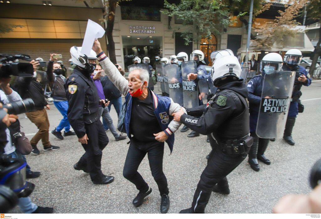 Politico-ρεπορτάζ κόλαφος: Η αστυνομική βία στα ύψη στην Ελλάδα του lockdown - Media