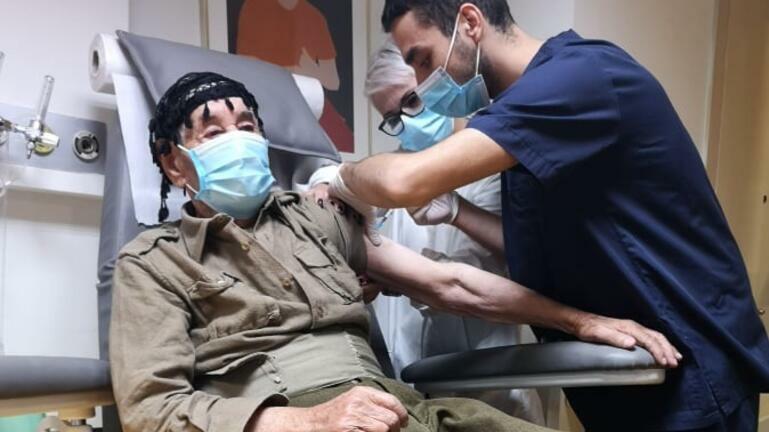 Κρήτη: 100χρονος εμβολιάζεται και βάζει τα γυαλιά στους νεώτερους - Media