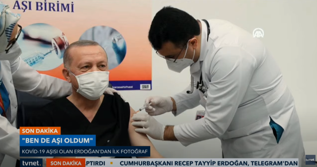Νέο σόου Ερντογάν: Πήγε στο νοσοκομείο για να κάνει το εμβόλιο σε… ζωντανή σύνδεση - Media