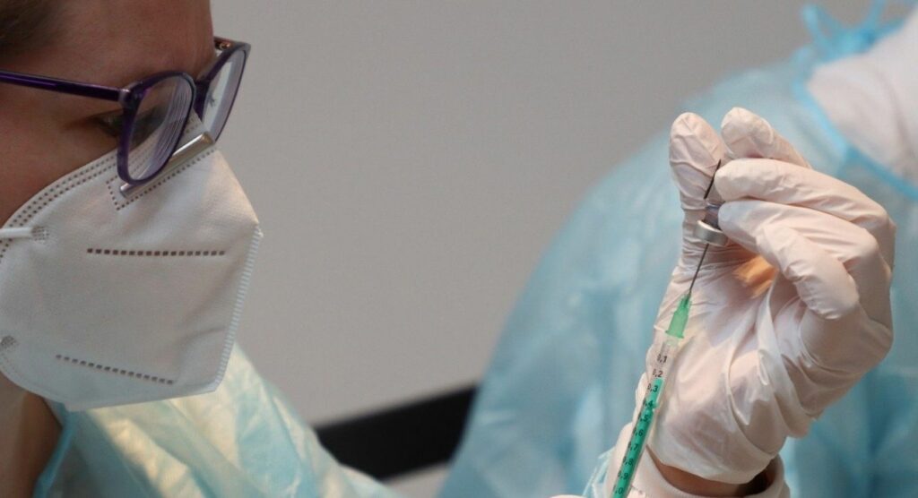 Κορωνοϊός: Τι πρέπει να κάνετε μια μέρα πριν το εμβόλιο - Media