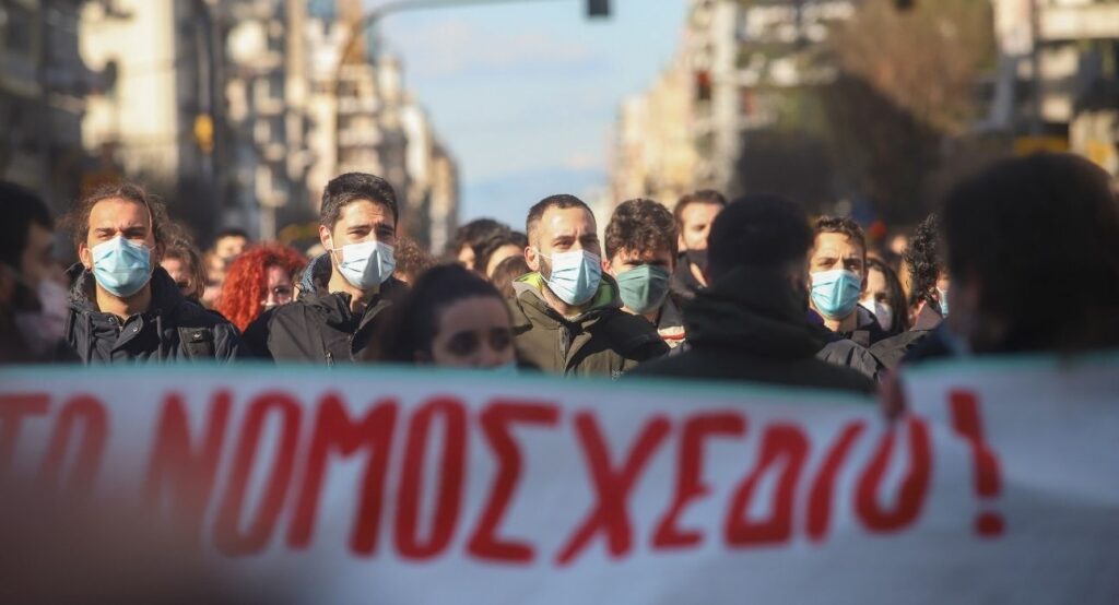 Βάσεις, όριο φοίτησης, αστυνομία στα ΑΕΙ: Οι διατάξεις του νομοσχεδίου που εισήχθη μεσάνυχτα στη Βουλή - Media