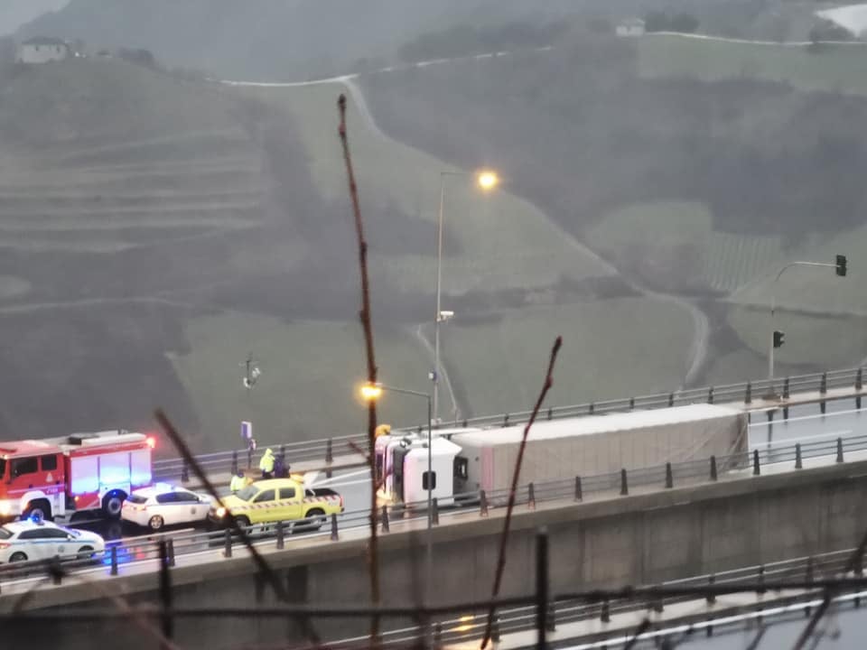 Εγνατία: Σφοδροί άνεμοι ανέτρεψαν νταλίκα στην υψηλότερη οδογέφυρα της χώρας (Photos) - Media