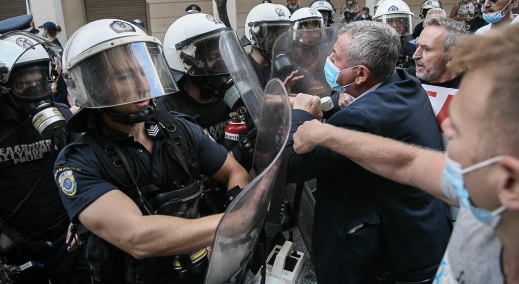 Άρχισαν τις διώξεις με τον νόμο κατά διαδηλώσεων - Πρώτο «θύμα» ο πρόεδρος της ΠΟΕΔΗΝ (pocs/vid) - Media