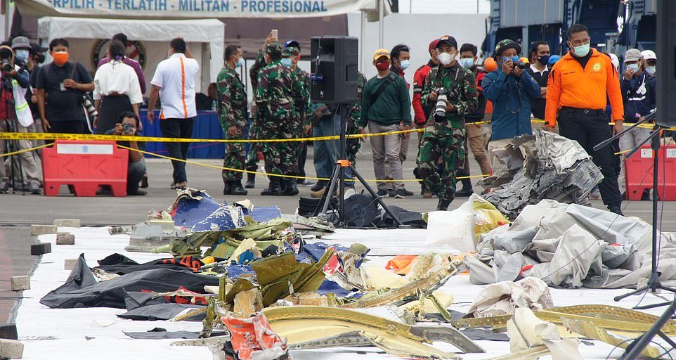 Ινδονησία: Υποβρύχια πλάνα από τα συντρίμμια του μοιραίου Boeing 737-500 (Video/Photos) - Media