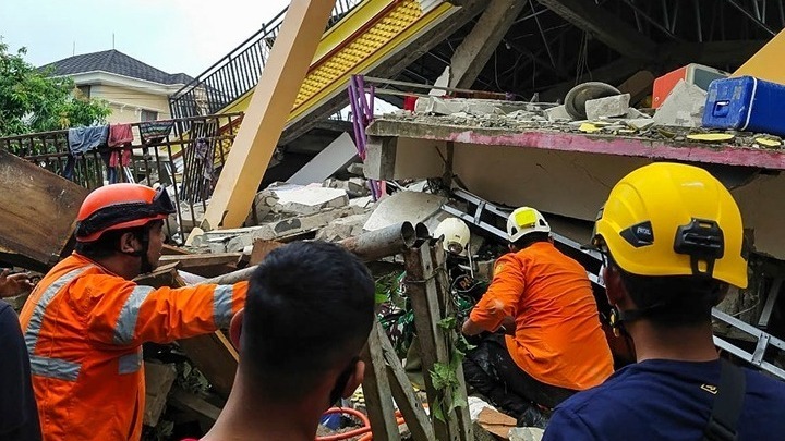 Ινδονησία: Στους 73 ο αριθμός των νεκρών από τον σεισμό των 6,2 βαθμών - Media