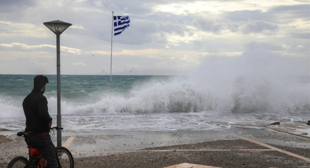 Καιρός: Βροχές και θυελλώδεις άνεμοι - Αισθητή πτώση της θερμοκρασίας (Χάρτες) - Media