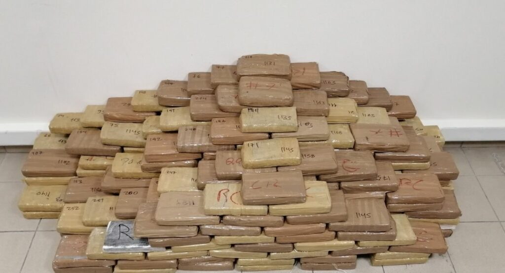 «Μπλόκο» της ΕΛ.ΑΣ. σε περισσότερα από 300 κιλά καθαρής κοκαΐνης - Συνελήφθησαν τρία ηγετικά στελέχη - Media