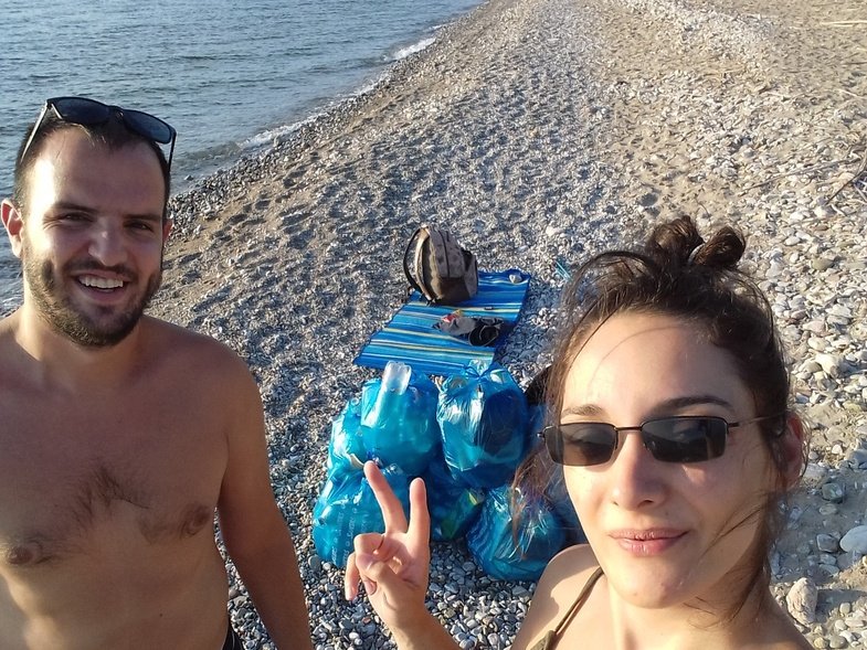 Πάτρα: Ο Σπύρος και η Μαρία πήραν σκούπα και φαράσι - «Καθαρίζουν» εθελοντικά πάρκα και παραλίες (Photos) - Media