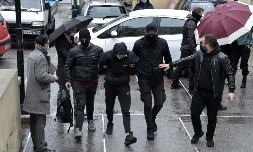 Ξυλοδαρμός σταθμάρχη: Ελεύθεροι με περιοριστικούς όρους οι δύο ανήλικοι - Media