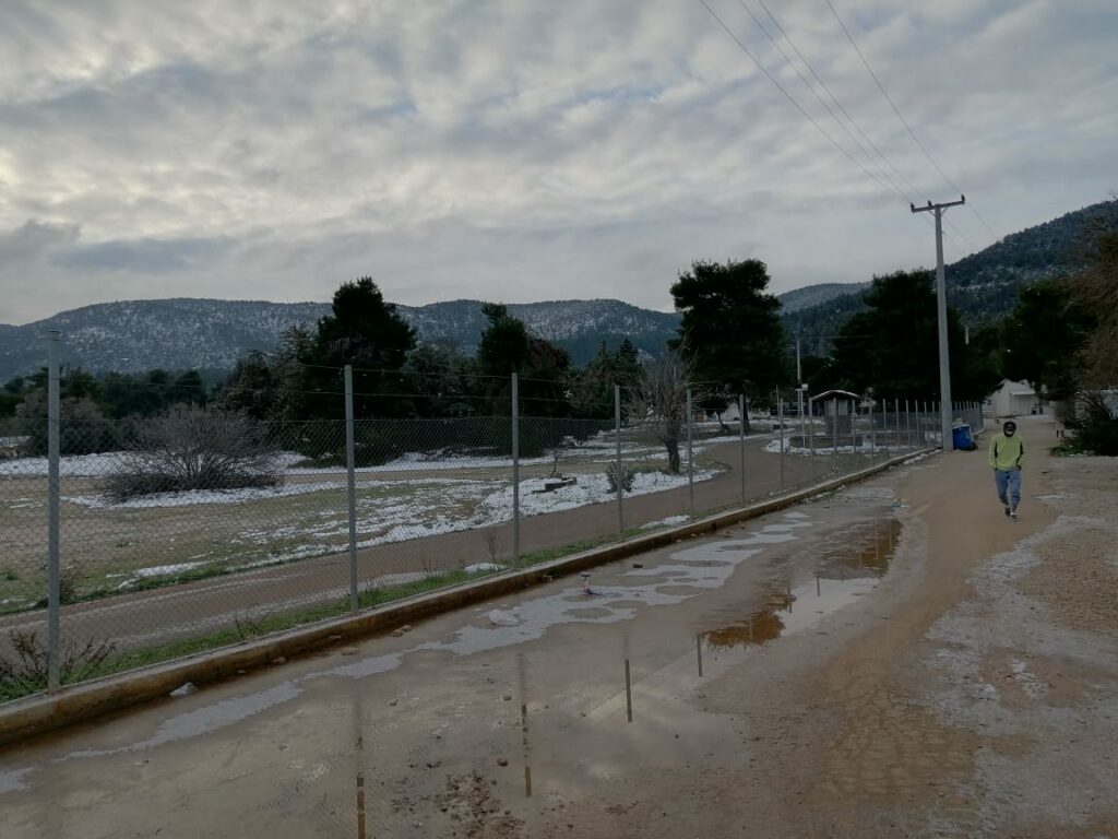 Πάγωσαν οι πρόσφυγες στις σκηνές: «Νιώθουμε σαν να είμαστε σε νεκροταφείο» (Photos) - Media