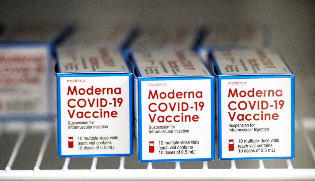 ΗΠΑ: Φαρμακοποιός «συνωμοσιολόγος» κατέστρεψε εκατοντάδες δόσεις εμβολίου (pic) - Media
