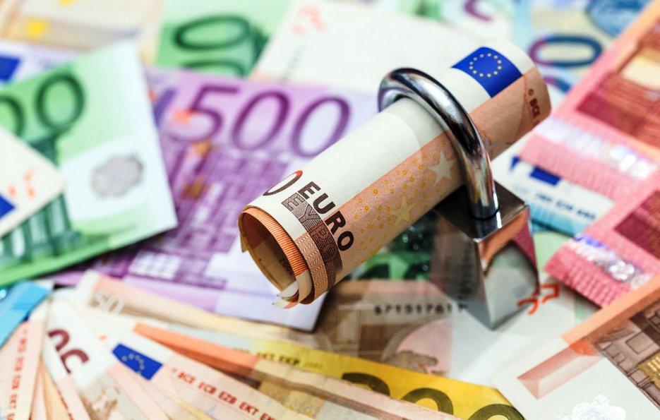 Εφορία: Κατασχέσεις τραπεζικών λογαριασμών για χρέη άνω των 500 ευρώ - Τι είναι ακατάσχετο - Media