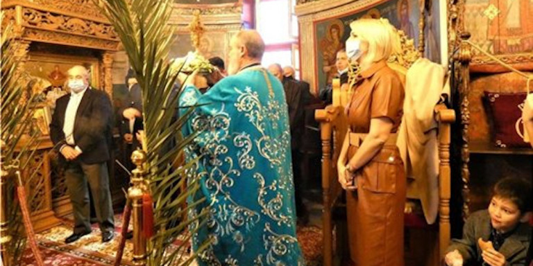 Mύκονος: Η βουλευτής της ΝΔ Κατερίνα Μονογυιού σε εκκλησία για την λειτουργία των Θεοφανείων (Photos) - Media
