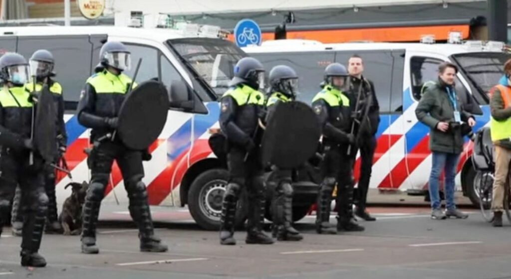 Ολλανδία: Άγρια επεισόδια διαδηλωτών και αστυνομίας μετά την απαγόρευση κυκλοφορίας (Videos) - Media