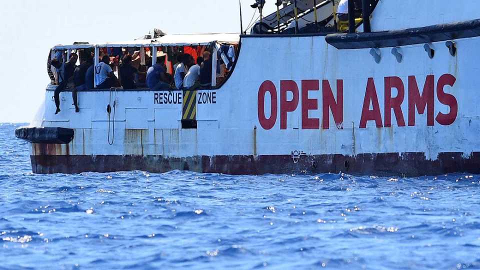 Open Arms: Σε αναζήτηση λιμανιού με 265 μετανάστες που διέσωσε στη Μεσόγειο (Video) - Media
