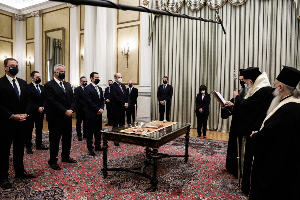 Σπάνια εικόνα για ΝΔ: Οι δύο υφυπουργοί που ορκίστηκαν με πολιτικό όρκο (Photos) - Media